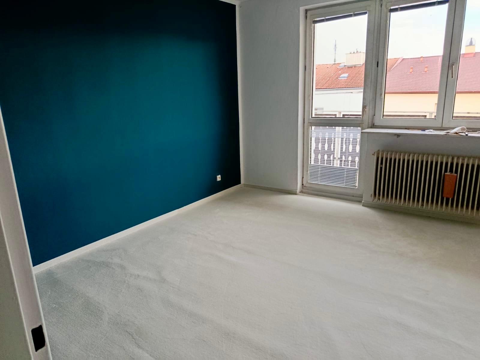 Vymalovaný pokoj s modrou akcentní stěnou