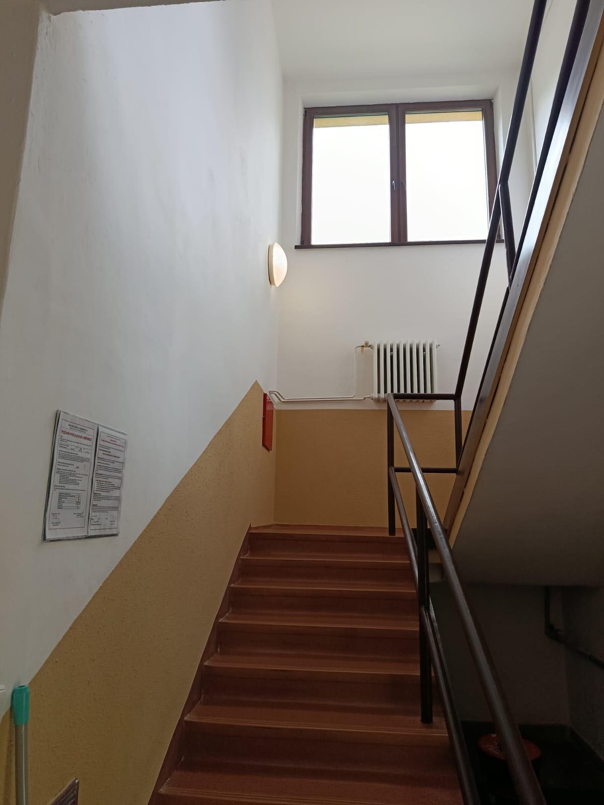 Vymalované schodiště ve společných prostorách